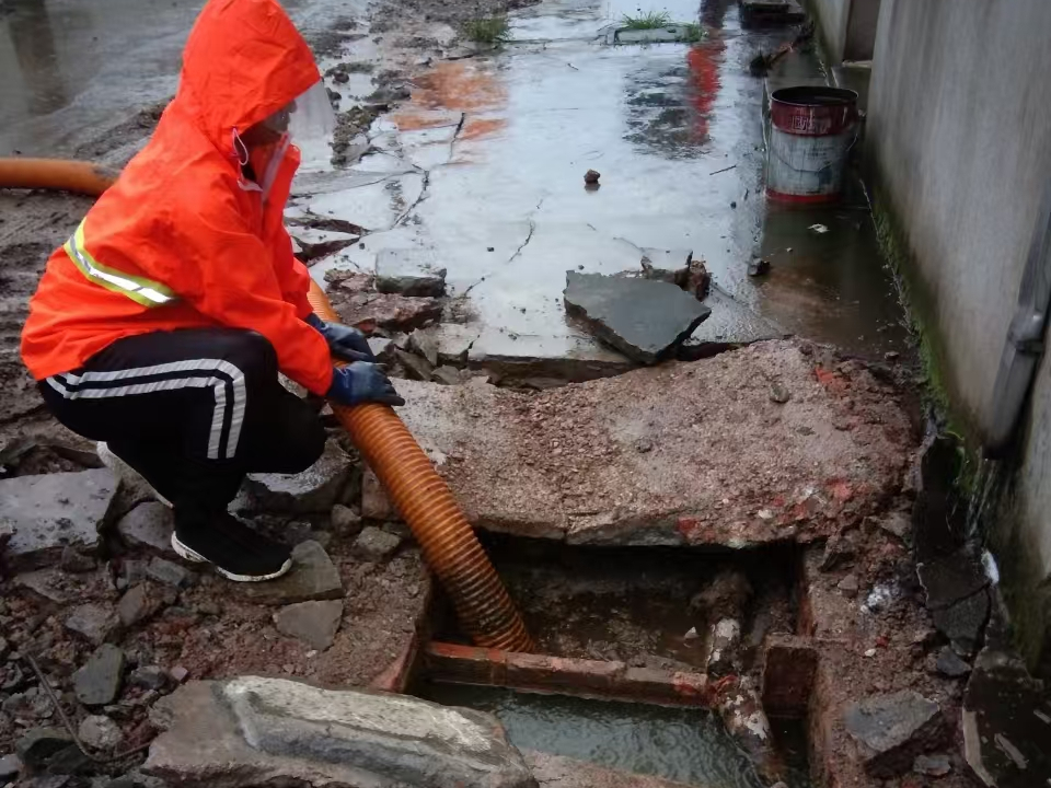 喀喇沁专业清理污水池 炜誉市政以规范流程守护城市 “肠道”